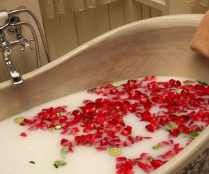 Romantiskt bad med mjölk och rosenblad på spa för två