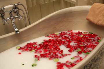 Romantiskt bad med mjölk och rosenblad på spa för två