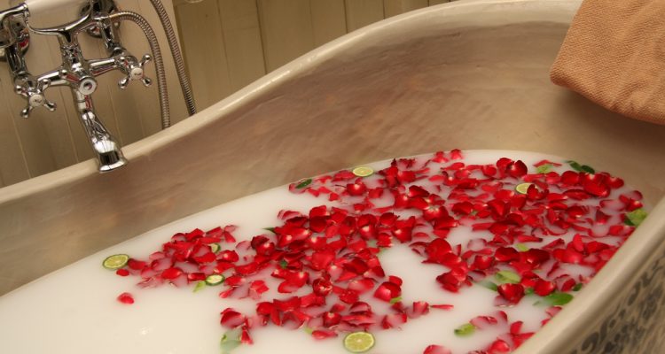 Romantiskt bad med mjölk och rosenblad på spa för två