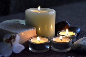 Tända ljus och varma stenar som skapar en lugn spastämning