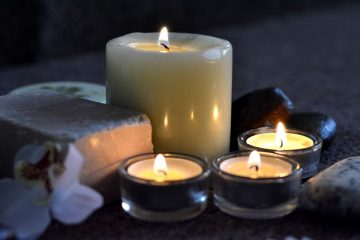 Tända ljus och varma stenar som skapar en lugn spastämning