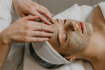 Ansiktsbehandling med peeling på ett spa