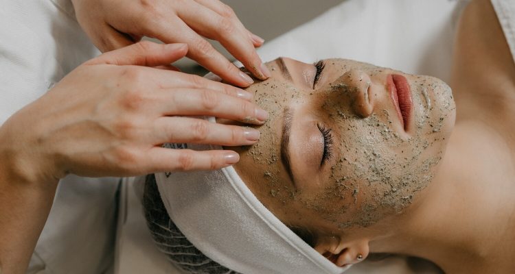 Ansiktsbehandling med peeling på ett spa