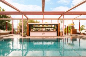 Pool med solstolar på Ellery Beach House på Lidingö