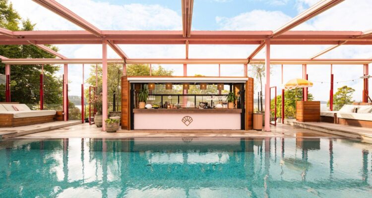 Pool med solstolar på Ellery Beach House på Lidingö