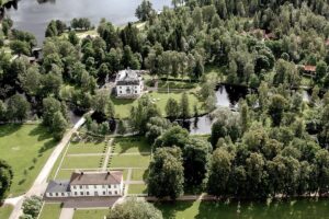 Högbo Bruk utanför Sandviken från ovan, med herrgårdsbyggnader, park och sjö