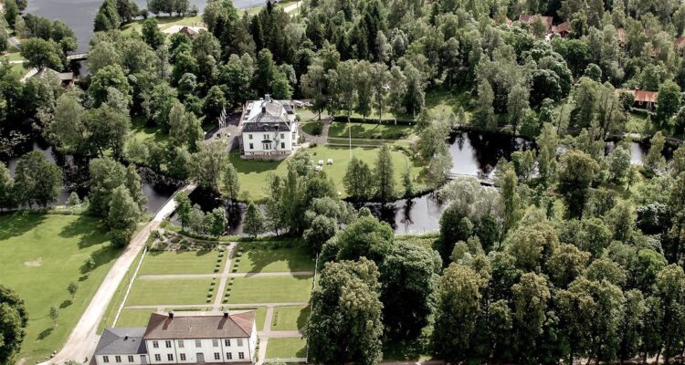 Högbo Bruk utanför Sandviken från ovan, med herrgårdsbyggnader, park och sjö