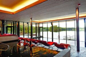 Spaavdelningen på Hooks Herrgård med stora glaspartier mot sjön