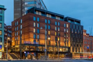 Hotel Riverton i Göteborg – tegelfasaden med Riverton-skylten vid Skeppsbron i kvällsljus