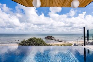 Infinitypoolen på taket på Hotel Skansen i Båstad med utsikt över havet