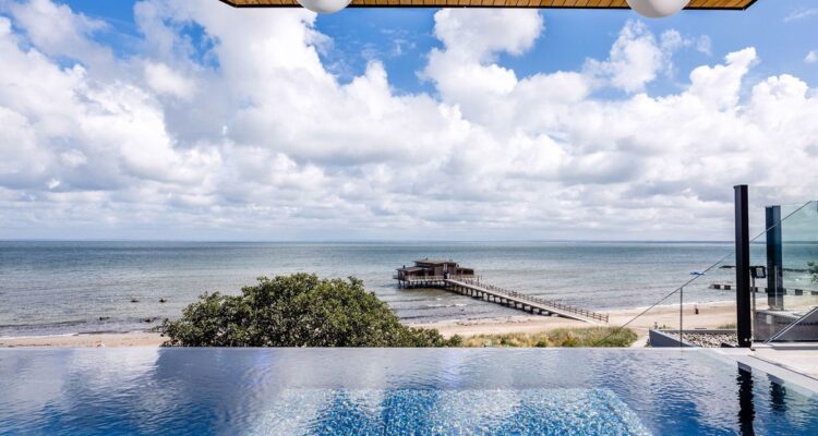 Infinitypoolen på taket på Hotel Skansen i Båstad med utsikt över havet