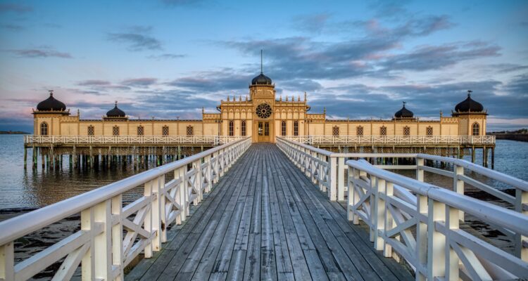 Koboltblått kakel och bassäng i Leninbadet på Hotell Gästis i Varberg