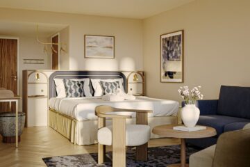 Ljust hotellrum med dubbelsäng, fåtölj och soffa på Kusthotellet Styrsö