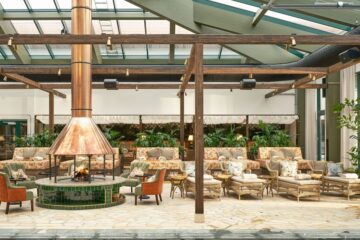 Pool Club med glastak och loungemöbler på Maryhill Estate i Skåne