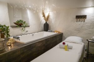 Spa-rum med jacuzzi och behandlingsbrits under stjärnhimmelstak på Treetop Spa Hangout & Hotel i Göteborg
