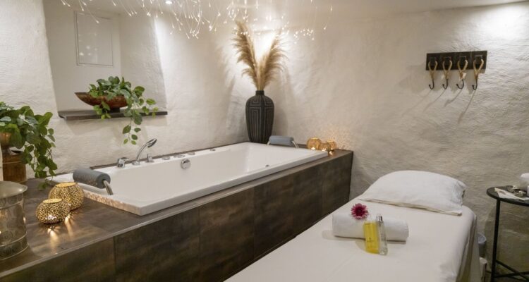 Spa-rum med jacuzzi och behandlingsbrits under stjärnhimmelstak på Treetop Spa Hangout & Hotel i Göteborg