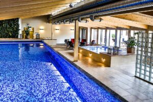 Inomhuspoolen och det varma badet i KlosterSPA på Vadstena Klosterhotel