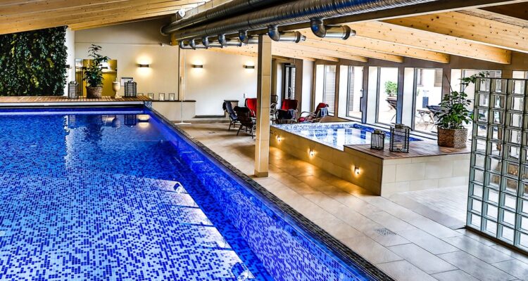 Inomhuspoolen och det varma badet i KlosterSPA på Vadstena Klosterhotel